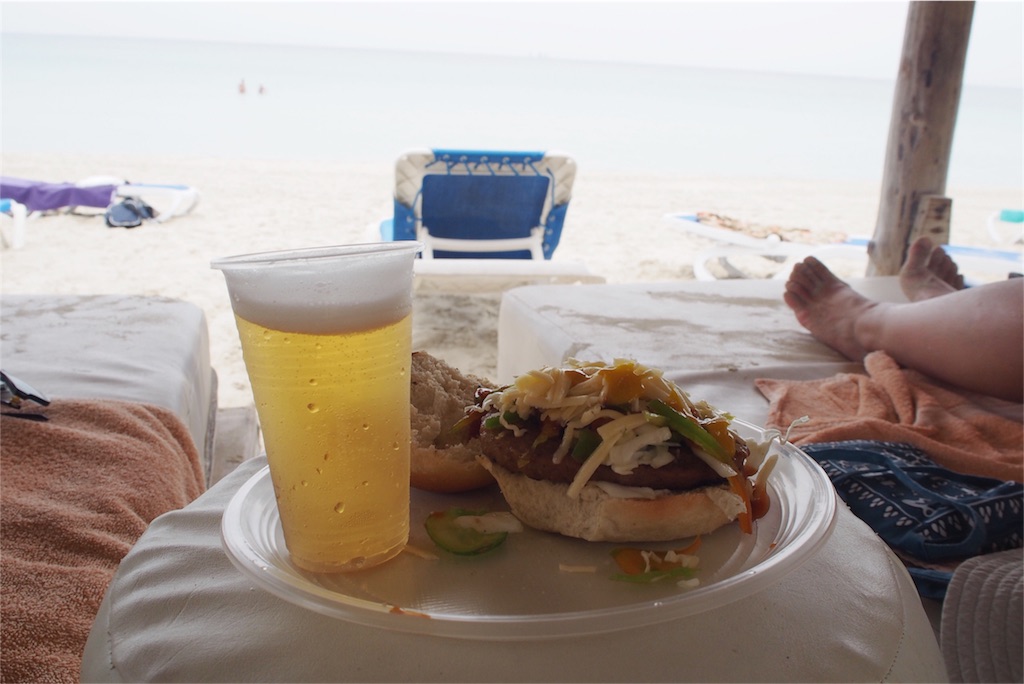 ビーチでも食べたり飲んだりし放題です