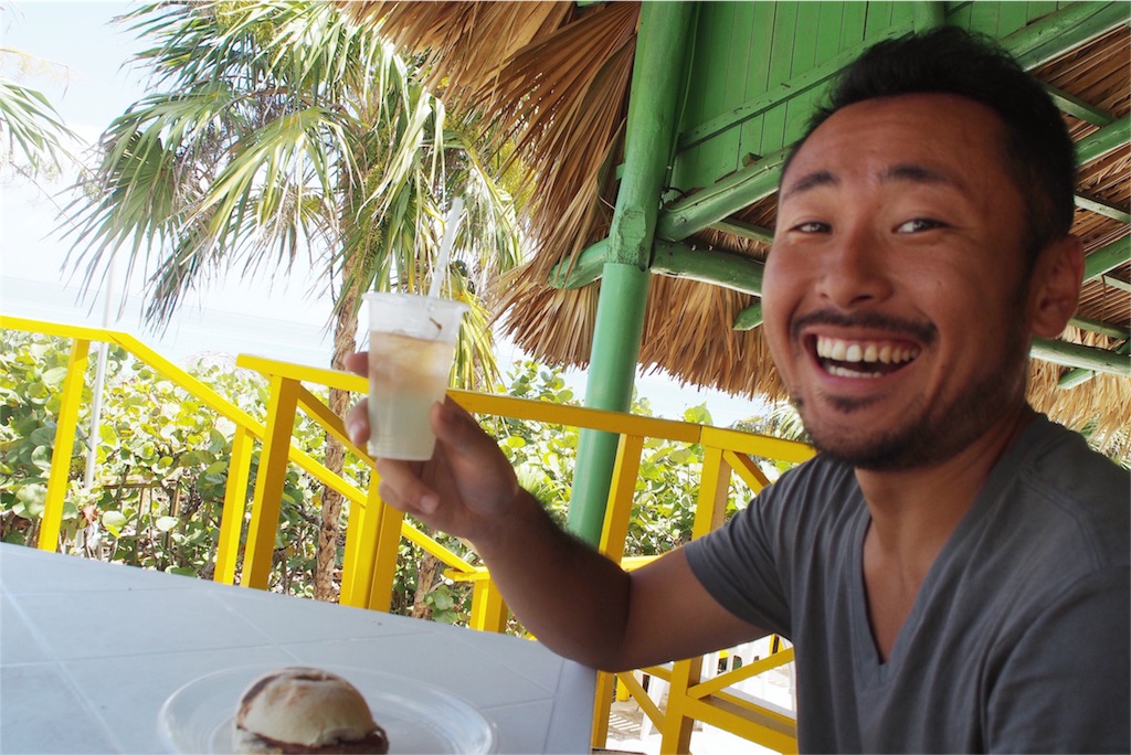 チェックイン前にウッドデッキで小休憩