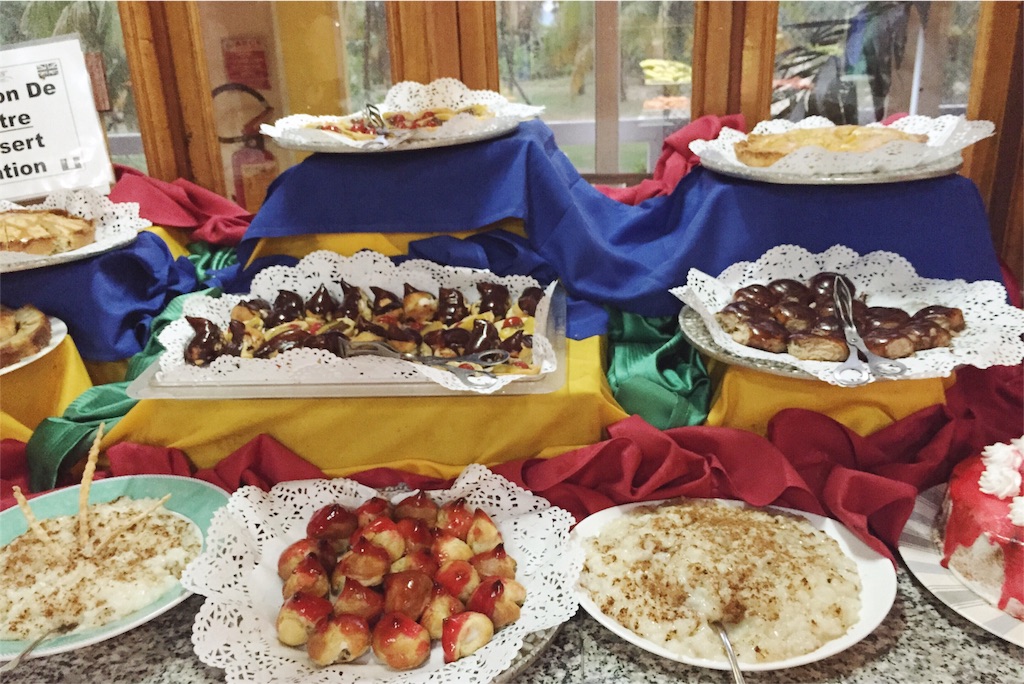 Breezes Varaderoのビュッフェ スイーツコーナーにて