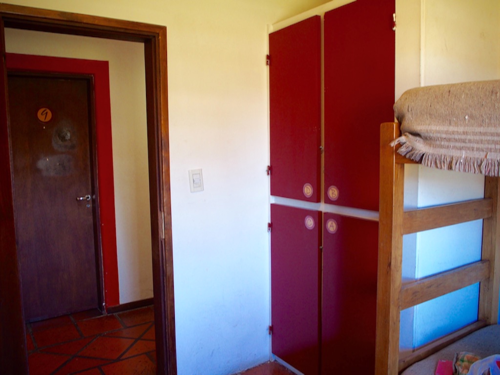 室内には人数分のロッカーも完備