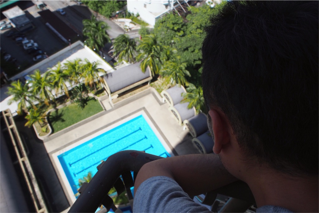 コンドミニアムの敷地内には大きなプールも♡