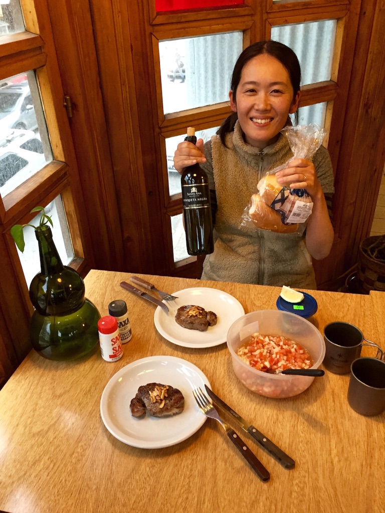 ウシュアイアの宿のダイニング　毎晩ステーキ