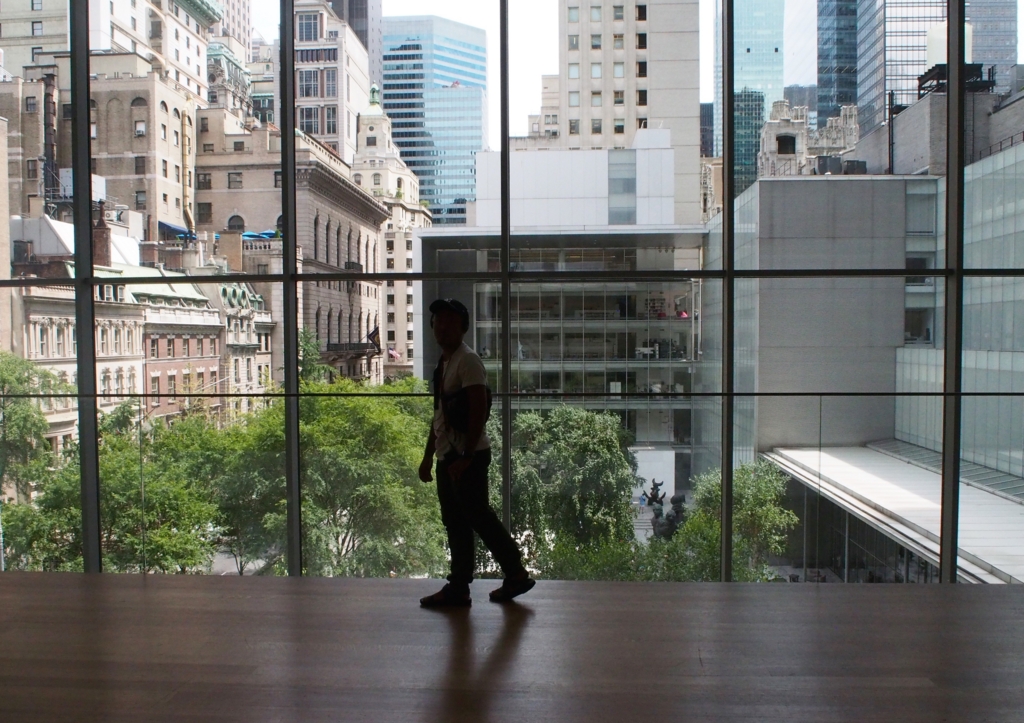 MOMAのガラス越しに広がるニューヨークの街並み