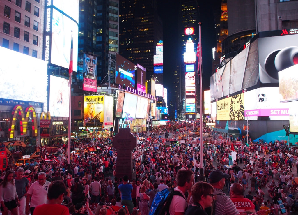 夜のタイムズスクエアにて