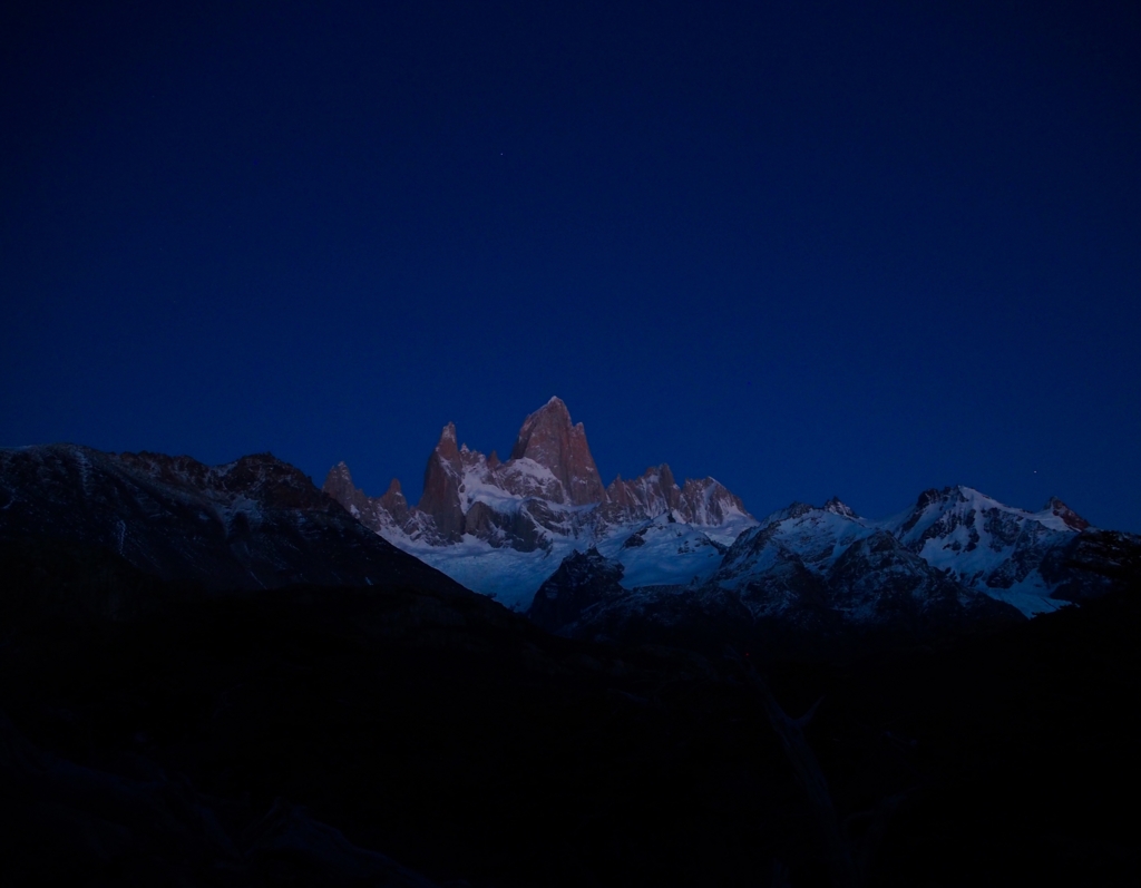 夜明け前のフィッツロイの美しいシルエット