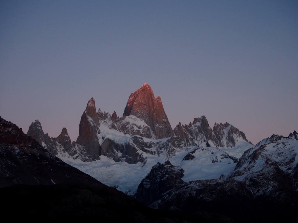朝日が当たり始めたフィッツロイ