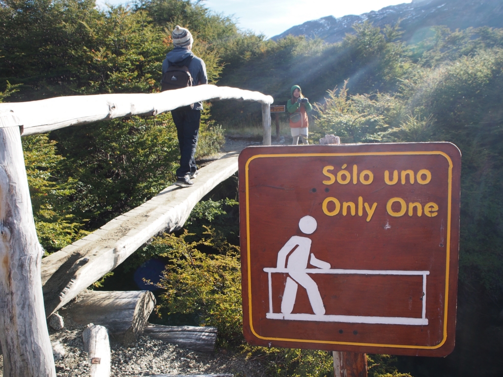 フィッツロイに向けてのトレッキング中の木造のかけ橋