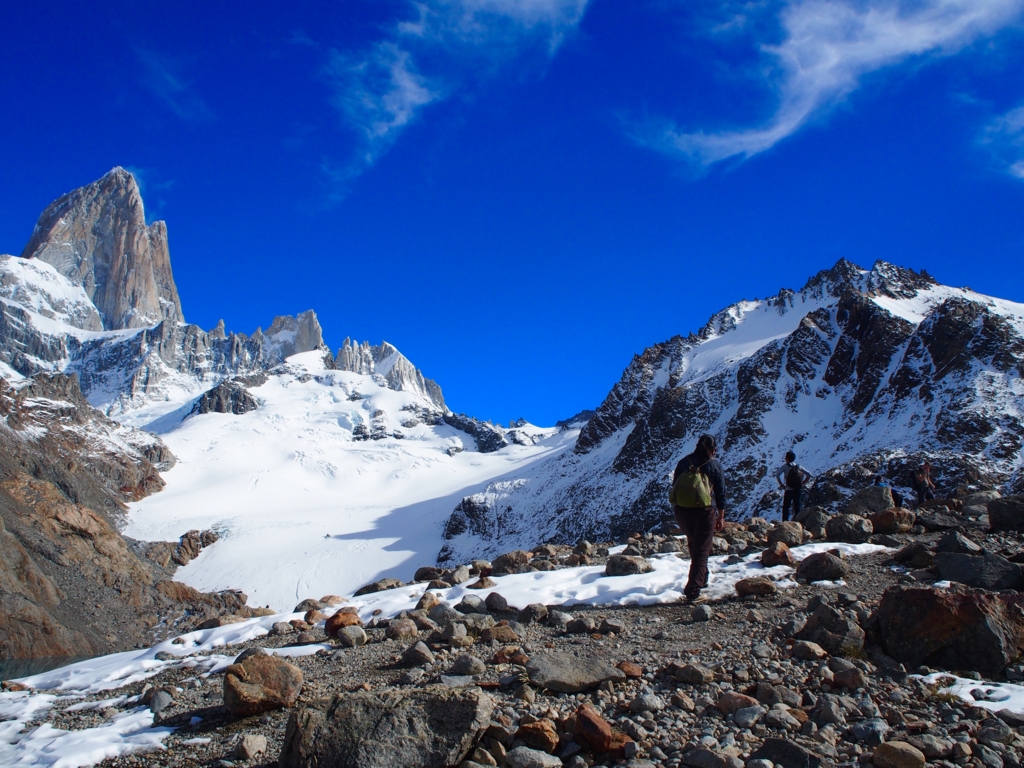 夏のフィッツロイトレッキング 残雪あります