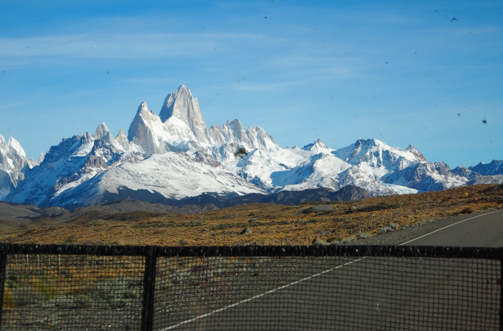 運転手さんのご好意で アップで撮れたフィッツロイ(網と汚れの写り込みあり(笑))