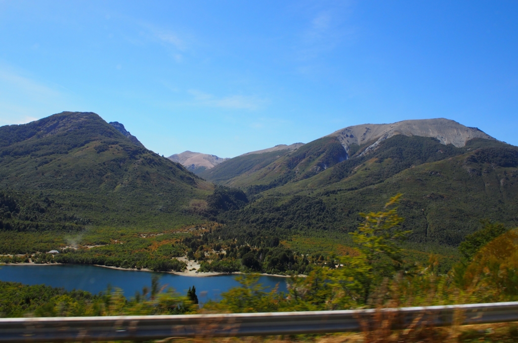 バリローチェを出発してすぐに見えた湖