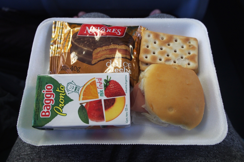 ハムサンドとドルセデレチェの軽食