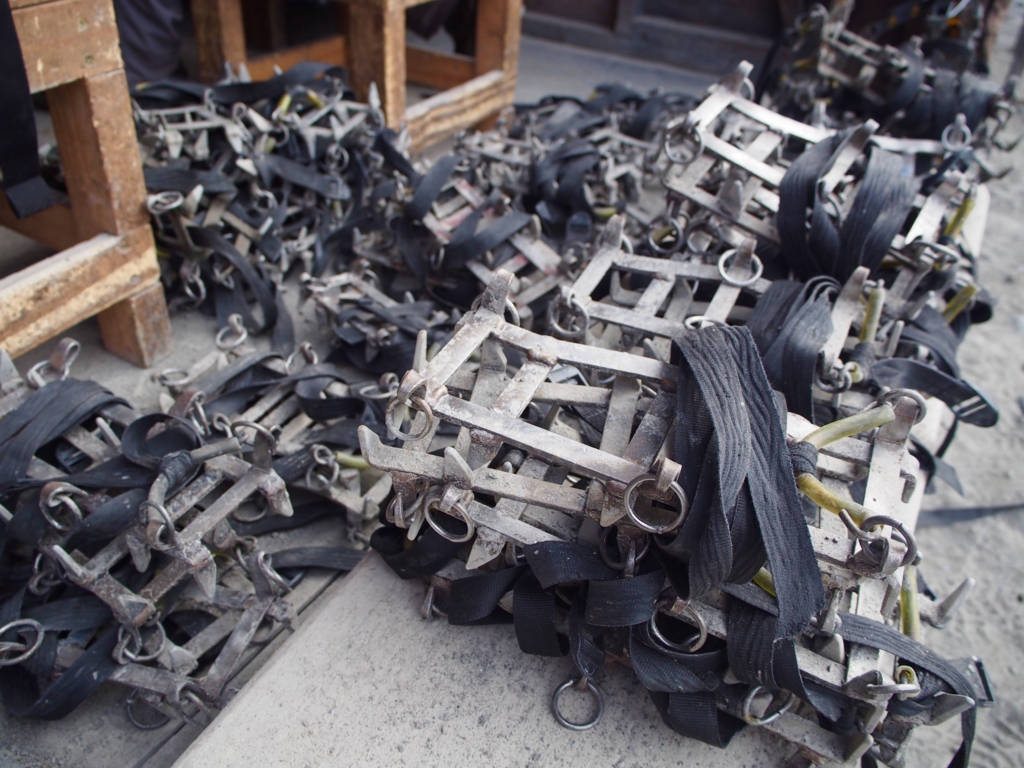 氷河トレッキングのアイゼン