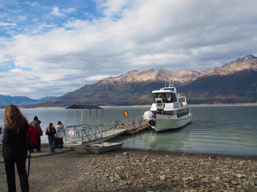 ペリトモレノ氷河へ向かうフェリー