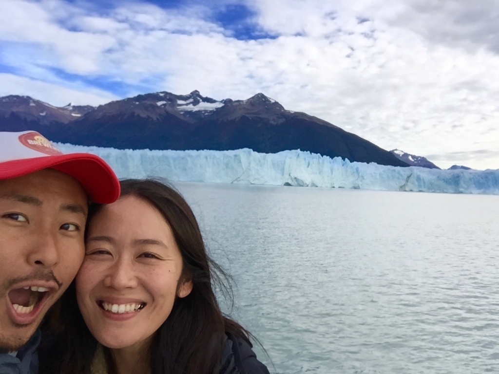 ペリトモレノ氷河を前に記念撮影