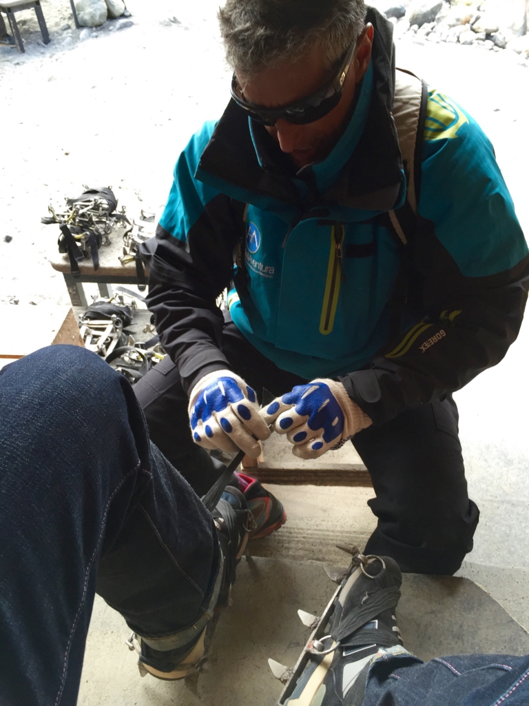 氷河トレッキングガイドはイケメン