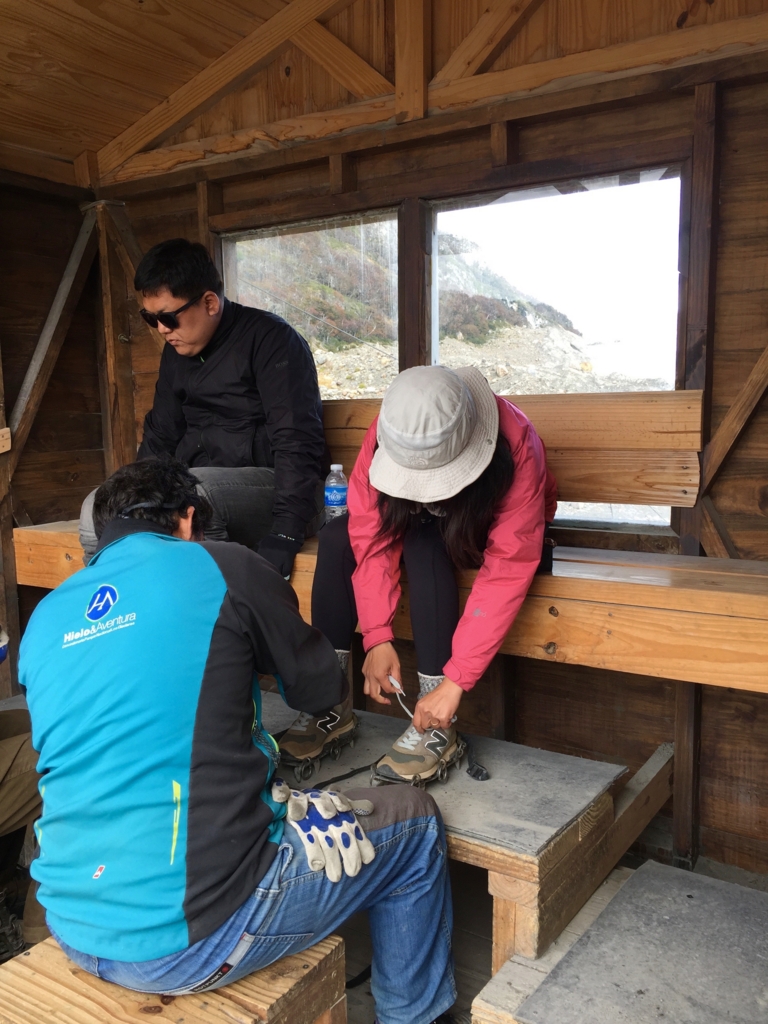 一人一人丁寧にアイゼン装着