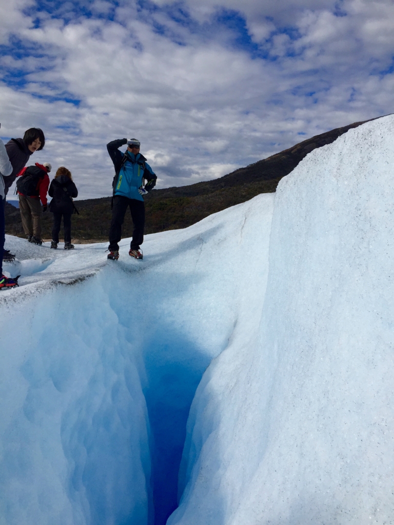 一列になって氷河の上を歩きます