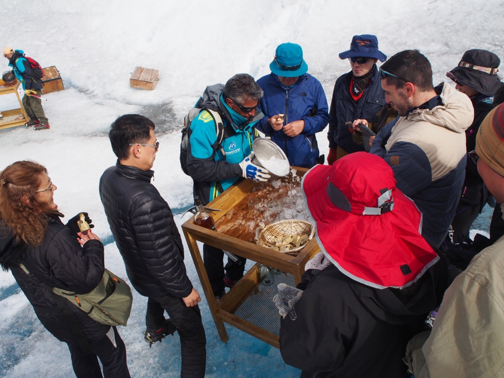氷河トレッキング後は氷河の氷を用いたウイスキー