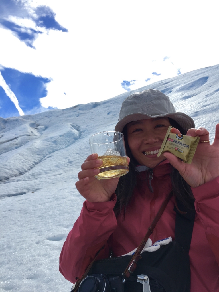 氷河トレッキング後のウイスキータイムにはお菓子がお菓子がつきます