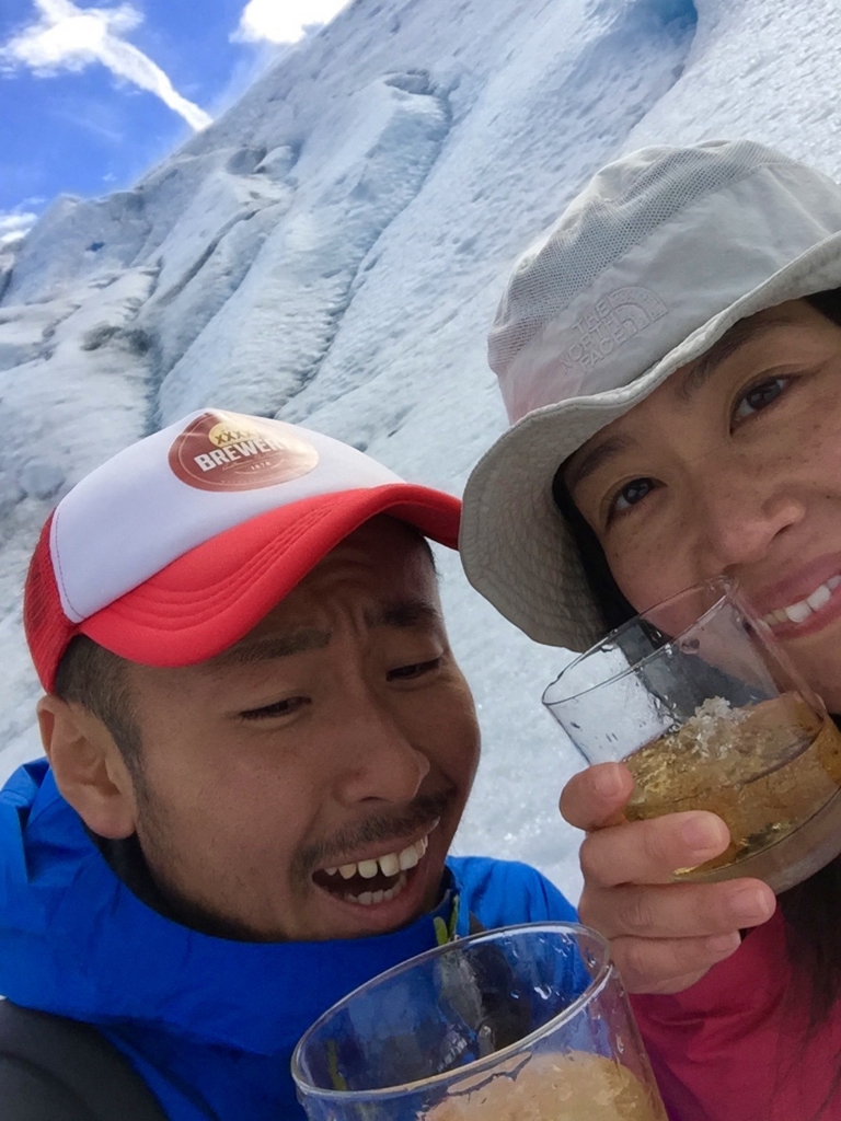 氷河トレッキングの後のウイスキーはお代わりできます