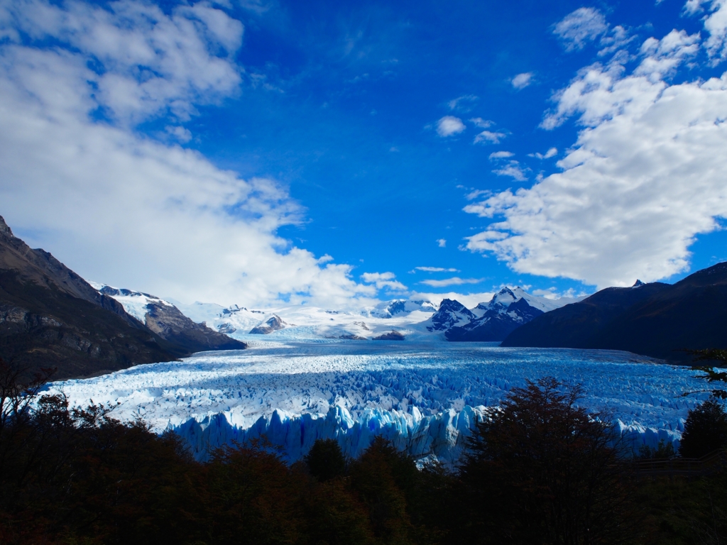 ペリトモレノ氷河圧巻の大きさ