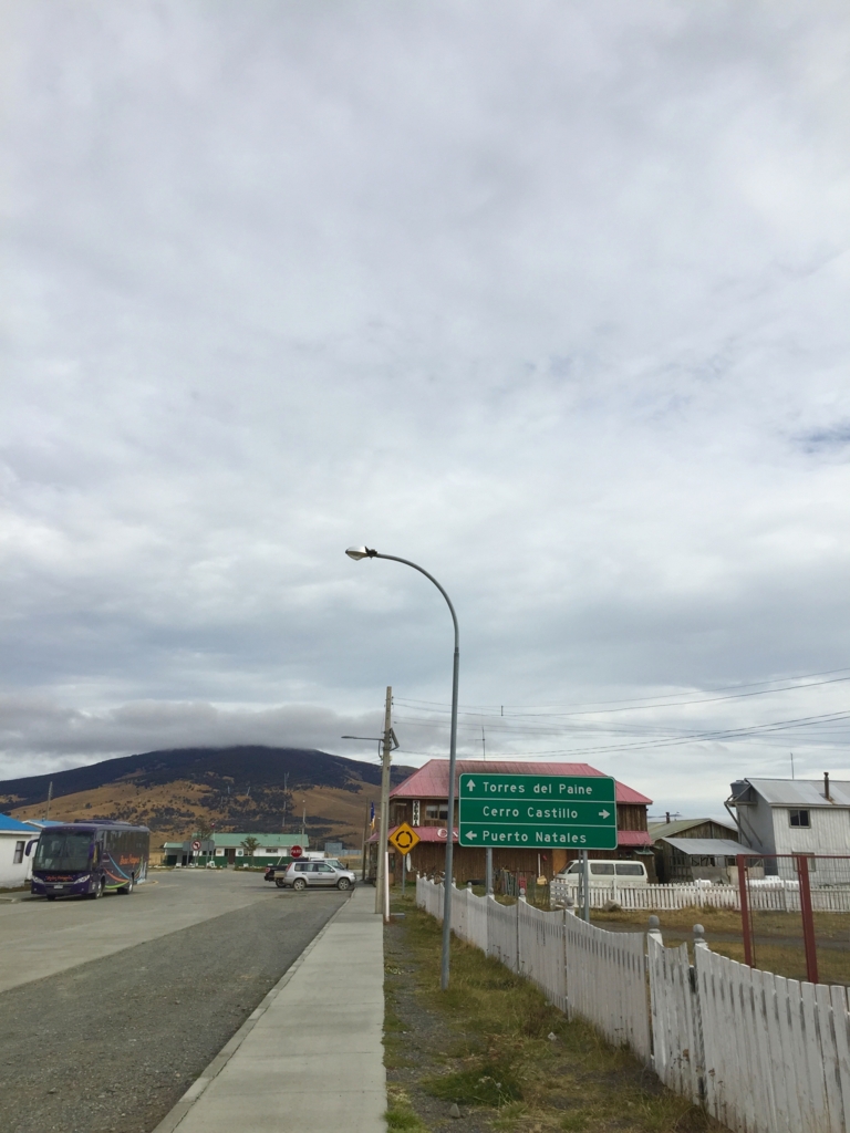 チリ プエルトナタレスまでの看板