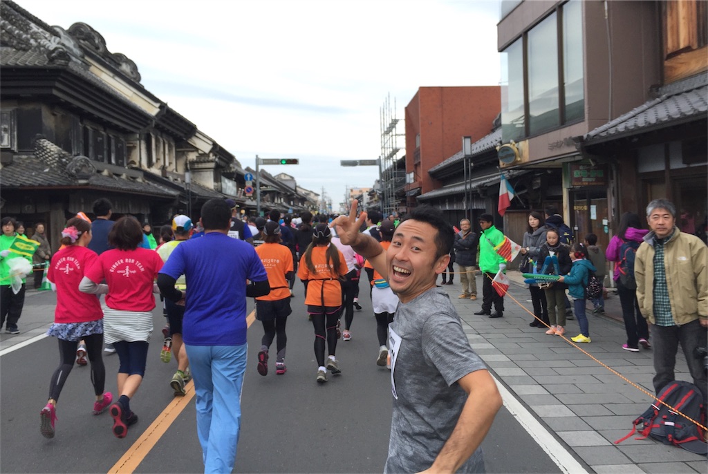 趣のある 蔵造りの町並みを通過