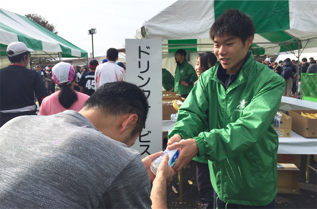 ゴールをするとすぐにスポーツドリンクとバナナが配られます