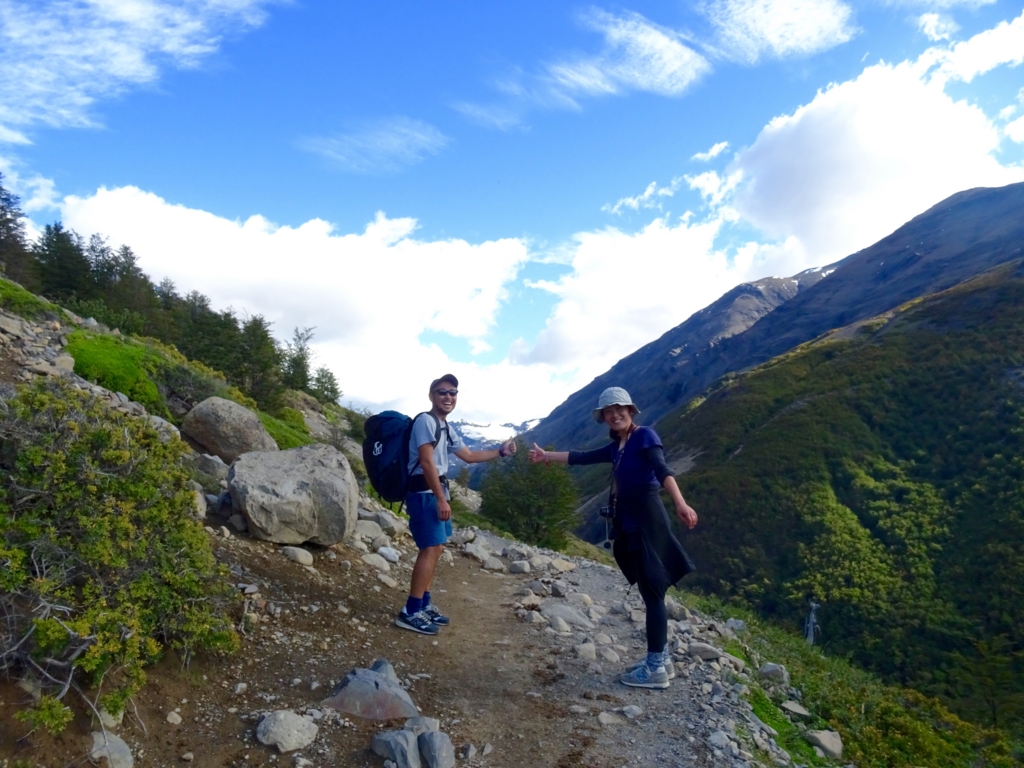 パイネ国立公園の景色がいいところで記念写真