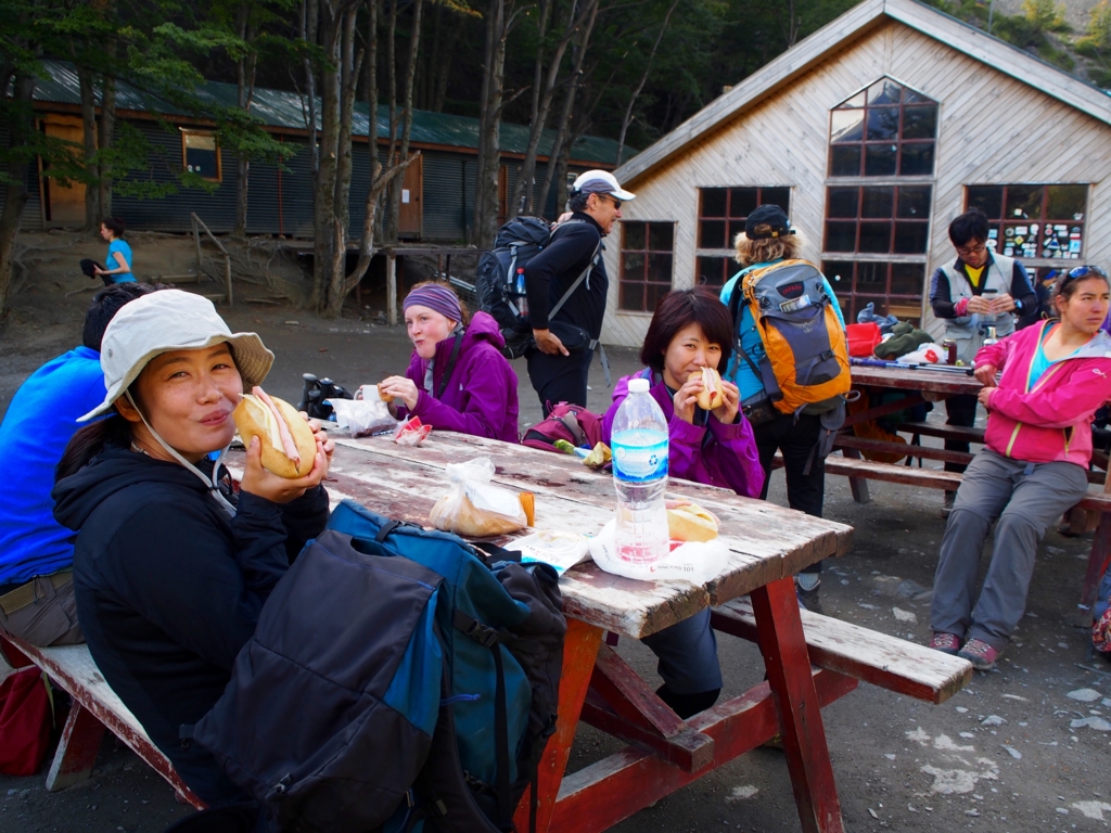 トレッキング中の昼食はサンドイッチ