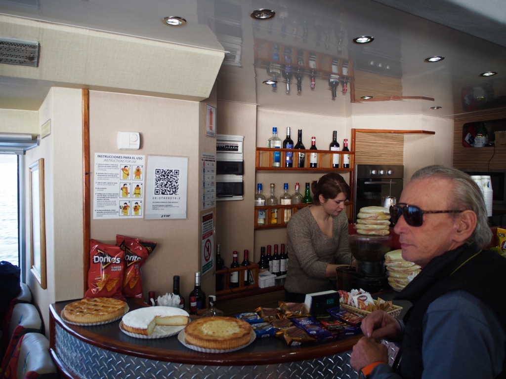 軽食やドリンクが置かれていました