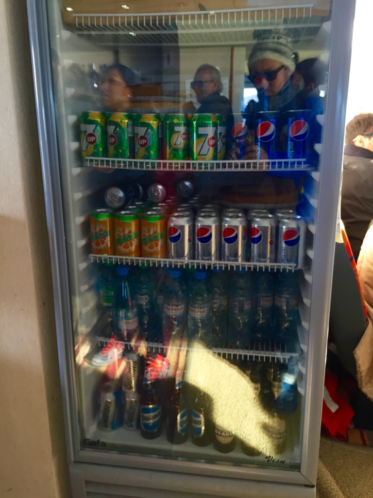 そして冷蔵庫の下にビールを発見