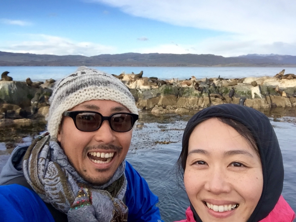 アシカと一緒に記念撮影