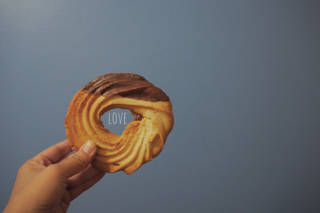 宿の近くのパン屋さんでおやつをお持ち帰り