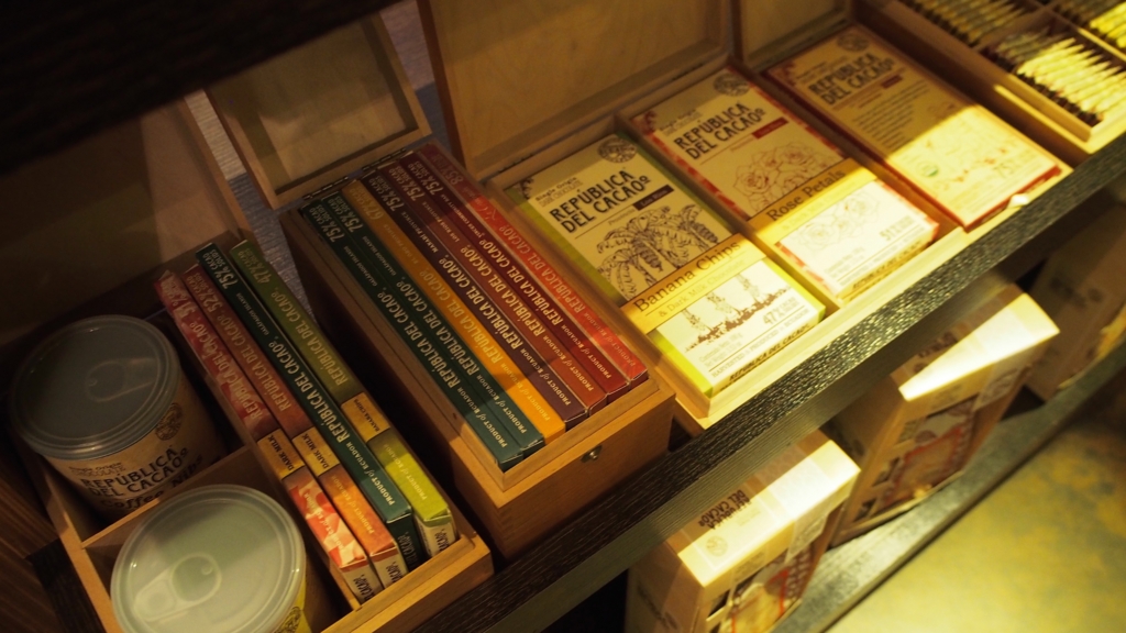 ショコラトリーにはエクアドル産のチョコレートがたくさん