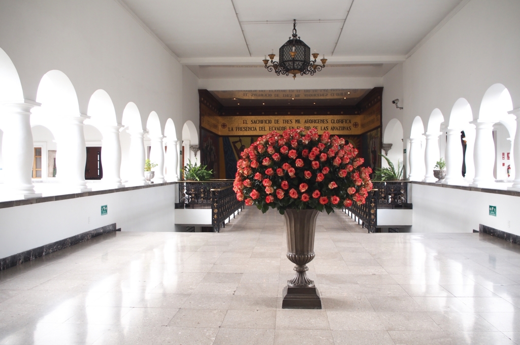 大統領府の中にはエクアドル名産のバラの花がたくさん