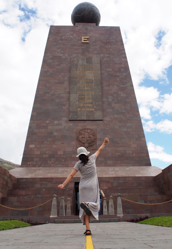 赤道記念碑...大きい!!