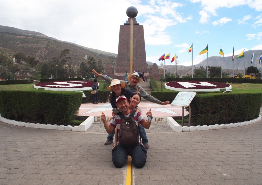 赤道記念碑の前でみんなで記念撮影