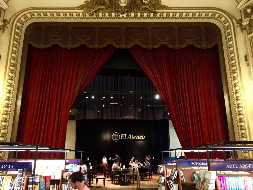 本屋さんの奥にはカフェ