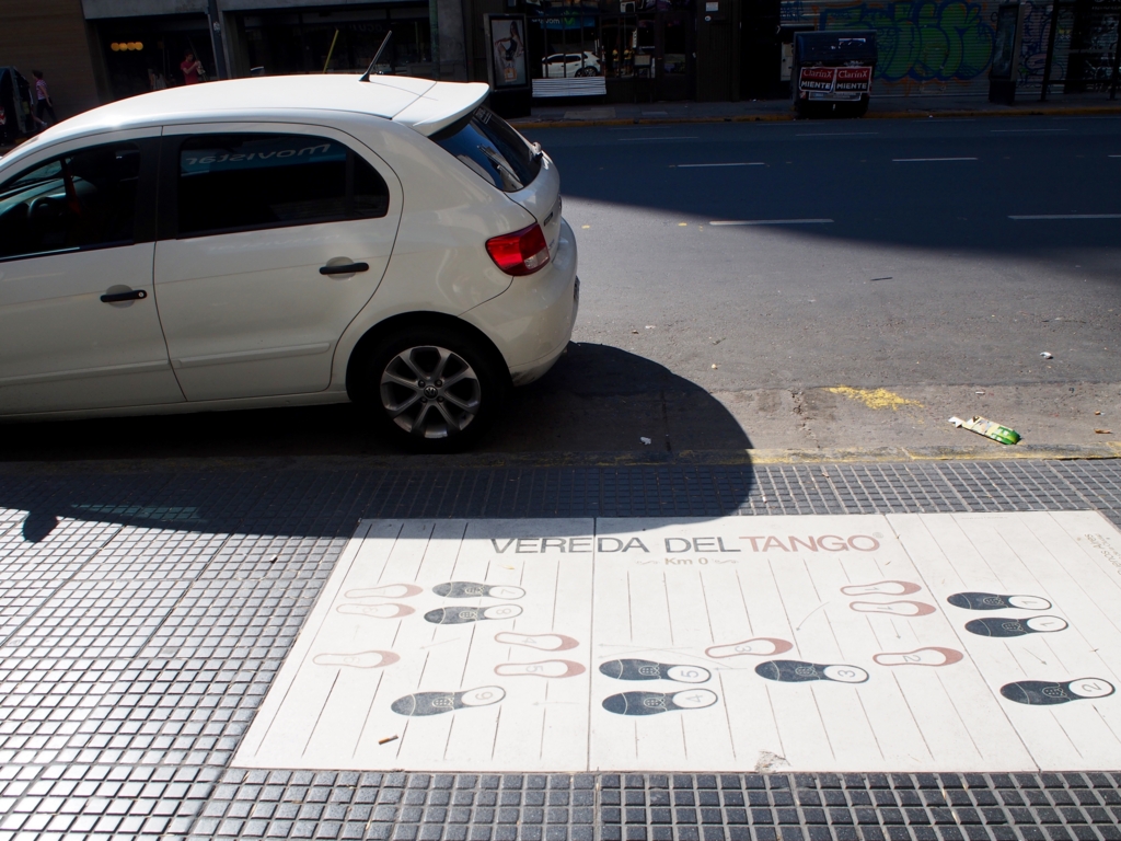 ブエノスアイレスには路上にタンゴの足跡