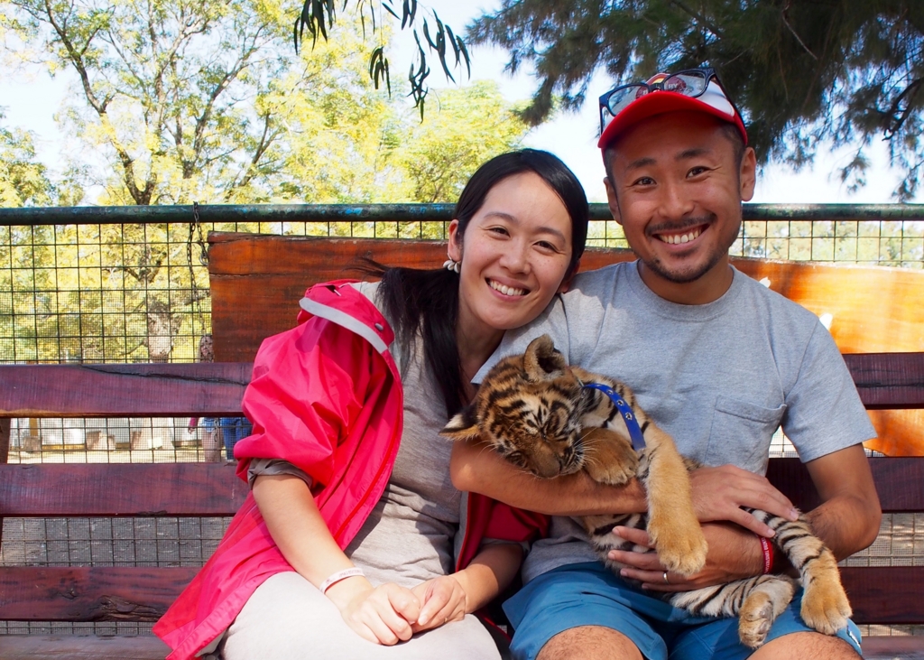 ブエノスアイレス 小トラを抱っこ