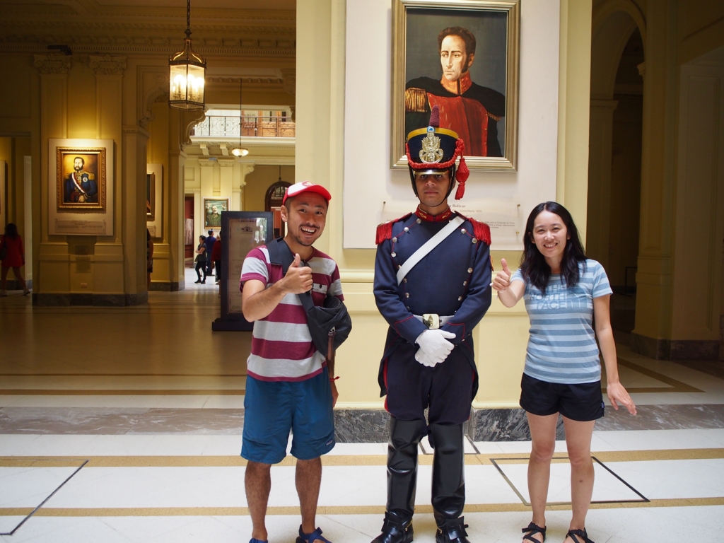 ピンクの大統領府で衛兵さんと記念撮影