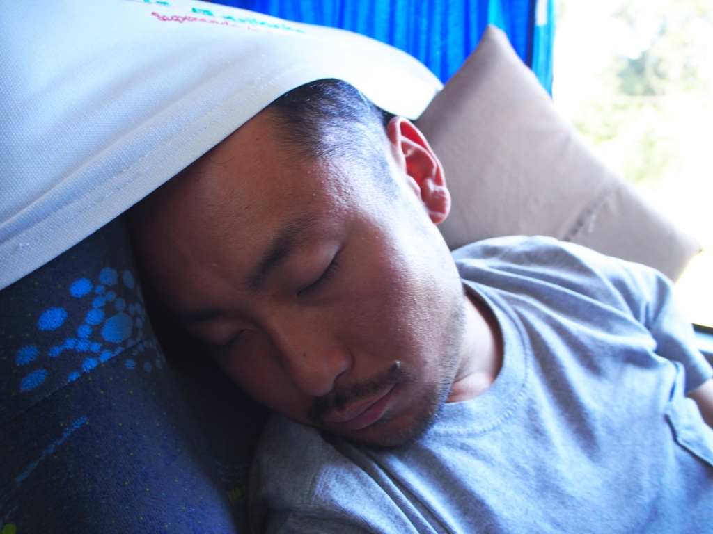 朝ごはんを食べた後はまたぐっすり...