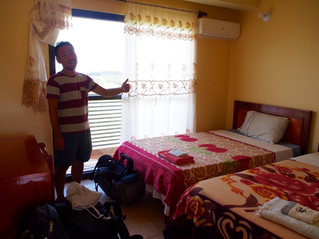 広々としてまだ新しいツインルーム