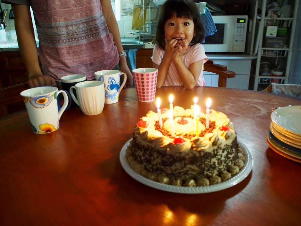 誕生日ケーキと看板娘　まなちゃん