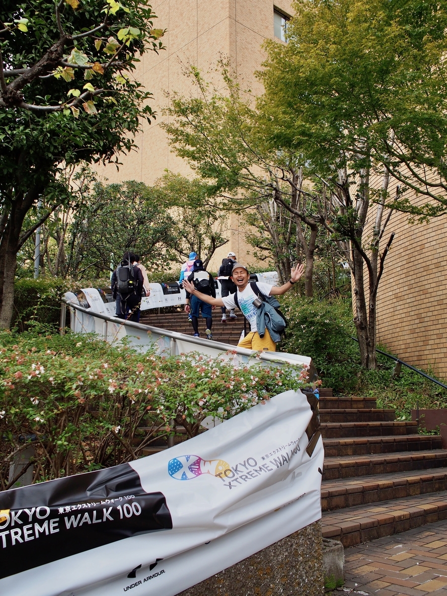 「東京エクストリームウォーク100」朝日新聞東京本社前 最後の階段