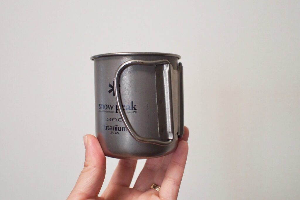 snowpeakスノーピーク チタンシングルマグ 持ち手をたたんだところ