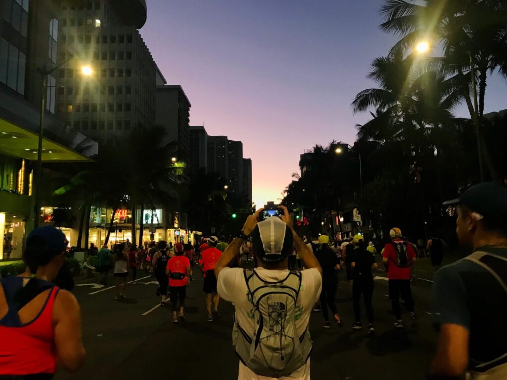 「JALホノルルマラソン」早朝のカラカウア通り