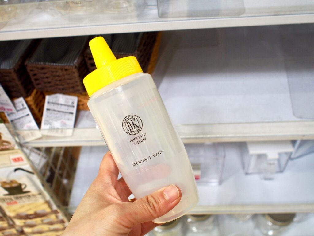 100円ショップの調味料ボトル