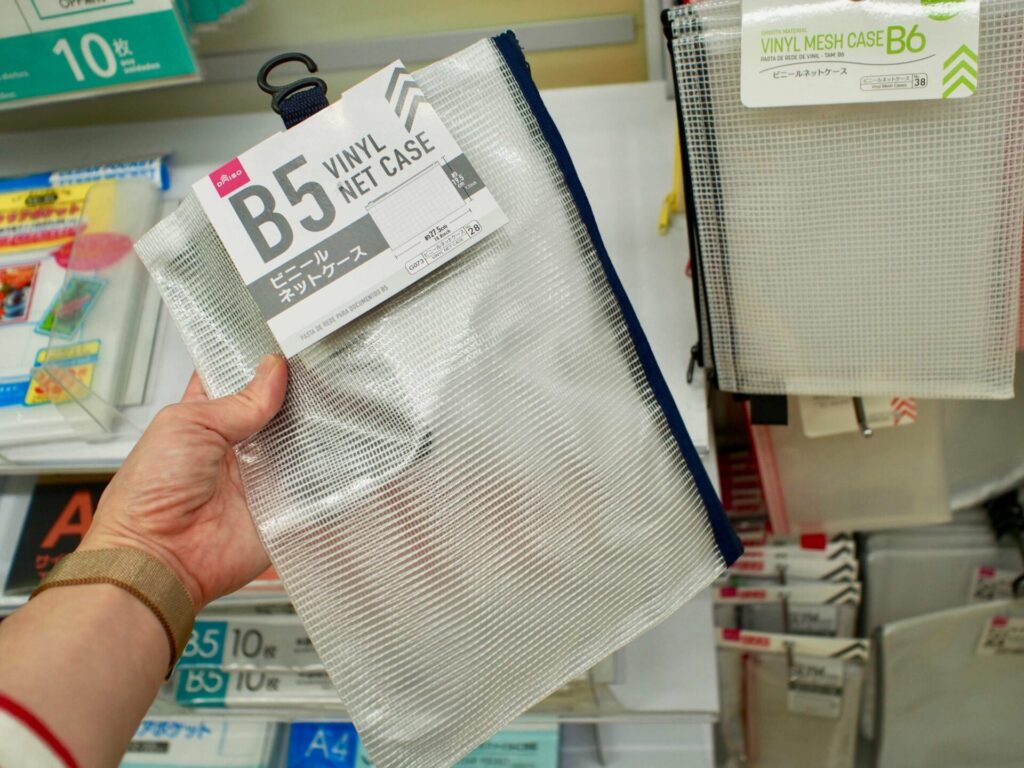 100円ショップのビニールネットケース